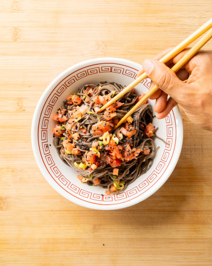 Lazy Summer Noodles mit Tomate & Sesam